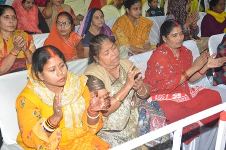 राजाजीपुरम स्थित बाबा की बगिया में श्रीमद्भागवत कथा के चौथे दिन बुधवार को साध्वी वैष्णवी भारती 