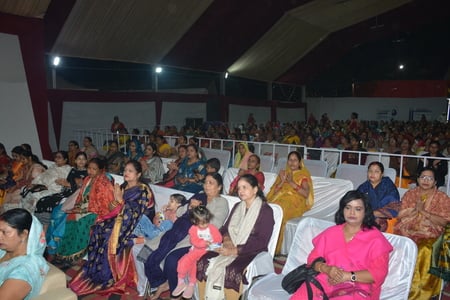 राजाजीपुरम स्थित बाबा की बगिया में श्रीमद्भागवत कथा के चौथे दिन बुधवार को साध्वी वैष्णवी भारती 
