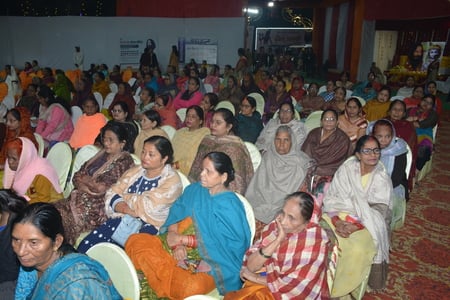 राजाजीपुरम स्थित बाबा की बगिया में श्रीमद्भागवत कथा के चौथे दिन बुधवार को साध्वी वैष्णवी भारती 