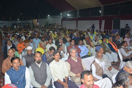 राजाजीपुरम स्थित बाबा की बगिया में श्रीमद्भागवत कथा के चौथे दिन बुधवार को साध्वी वैष्णवी भारती 