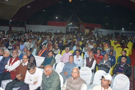 राजाजीपुरम स्थित बाबा की बगिया में श्रीमद्भागवत कथा के चौथे दिन बुधवार को साध्वी वैष्णवी भारती 