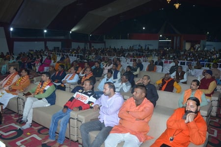 राजाजीपुरम स्थित बाबा की बगिया में श्रीमद्भागवत कथा के चौथे दिन बुधवार को साध्वी वैष्णवी भारती 