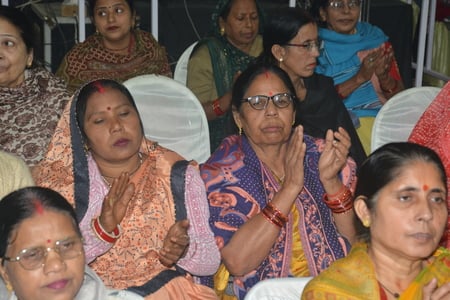 राजाजीपुरम स्थित बाबा की बगिया में श्रीमद्भागवत कथा के चौथे दिन बुधवार को साध्वी वैष्णवी भारती 