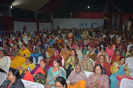 राजाजीपुरम स्थित बाबा की बगिया में श्रीमद्भागवत कथा के चौथे दिन बुधवार को साध्वी वैष्णवी भारती 