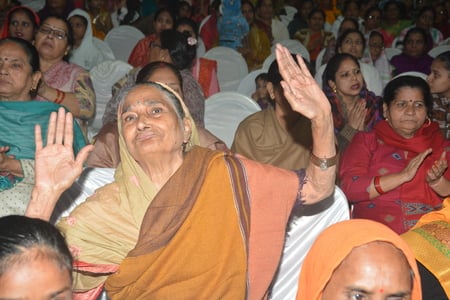 राजाजीपुरम स्थित बाबा की बगिया में श्रीमद्भागवत कथा के चौथे दिन बुधवार को साध्वी वैष्णवी भारती 