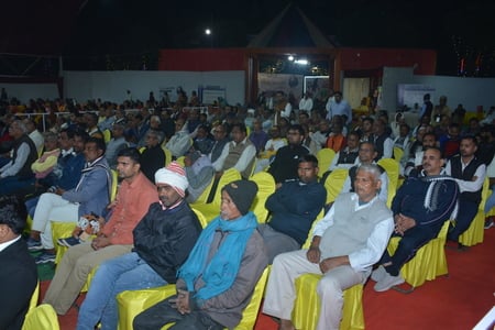 राजाजीपुरम स्थित बाबा की बगिया में श्रीमद्भागवत कथा के चौथे दिन बुधवार को साध्वी वैष्णवी भारती 