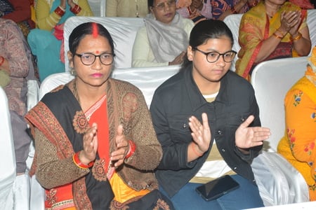 राजाजीपुरम स्थित बाबा की बगिया में श्रीमद्भागवत कथा के चौथे दिन बुधवार को साध्वी वैष्णवी भारती 
