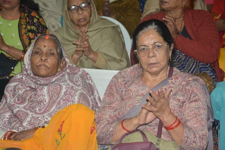 राजाजीपुरम स्थित बाबा की बगिया में श्रीमद्भागवत कथा के चौथे दिन बुधवार को साध्वी वैष्णवी भारती 