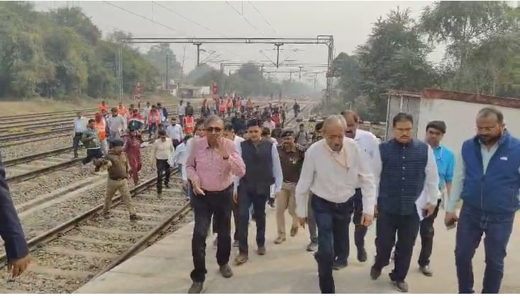 रेलवे स्टेशन पर नई पटरी की जांच करते पूर्वाेत्तर रेलवे के महाप्रबंधक-संवाद