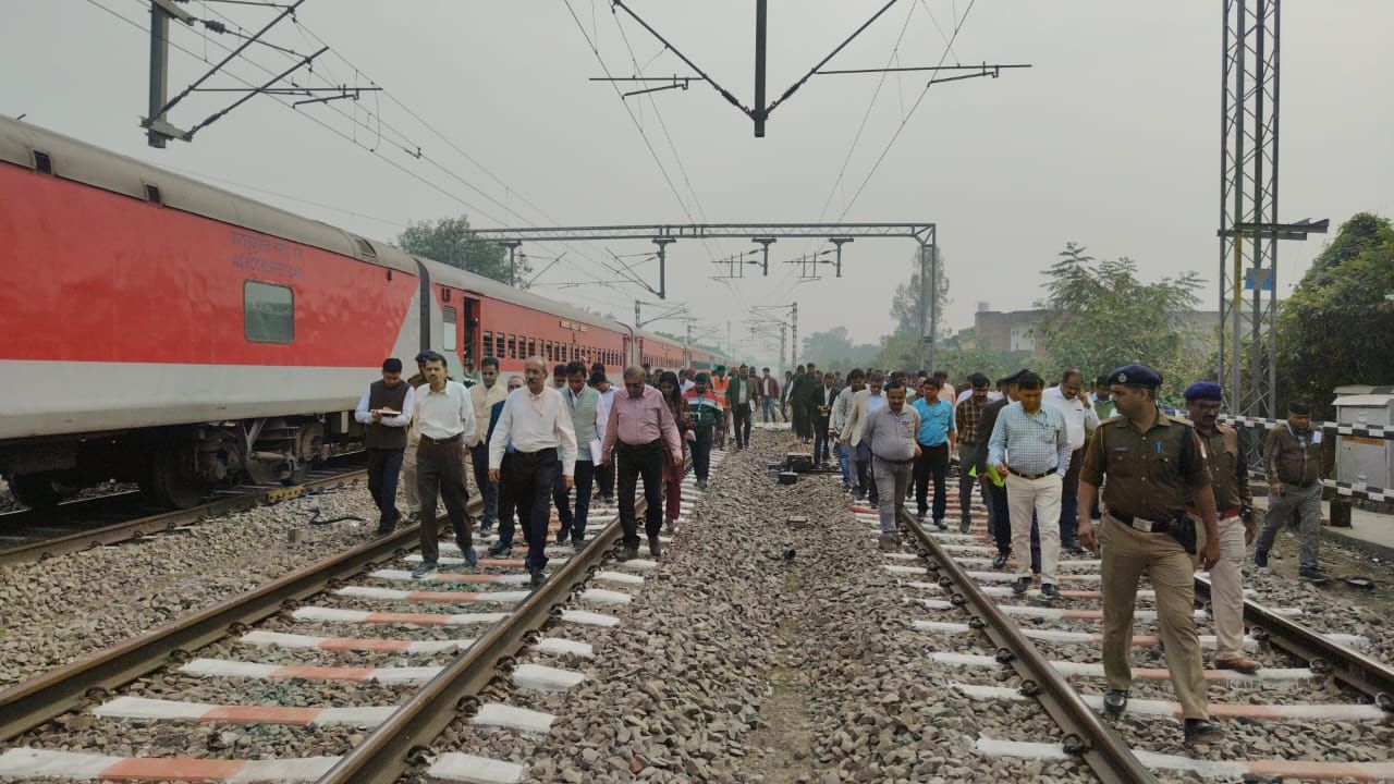 रेलवे स्टेशन पर नई पटरी की जांच करते पूर्वाेत्तर रेलवे के महाप्रबंधक-संवाद