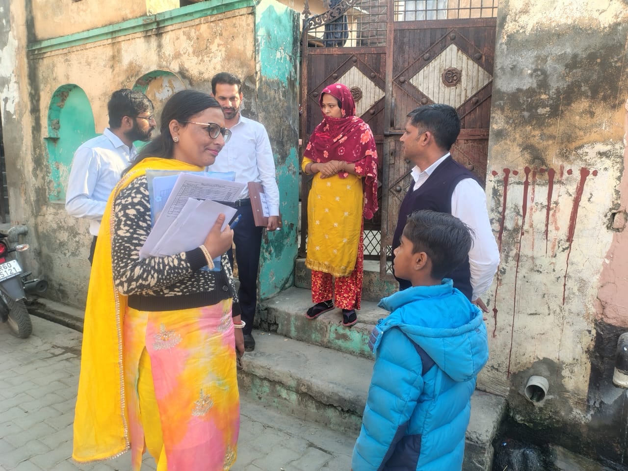 सिवाह पीएचसी में जांच करते टीम के सदस्य। संवाद