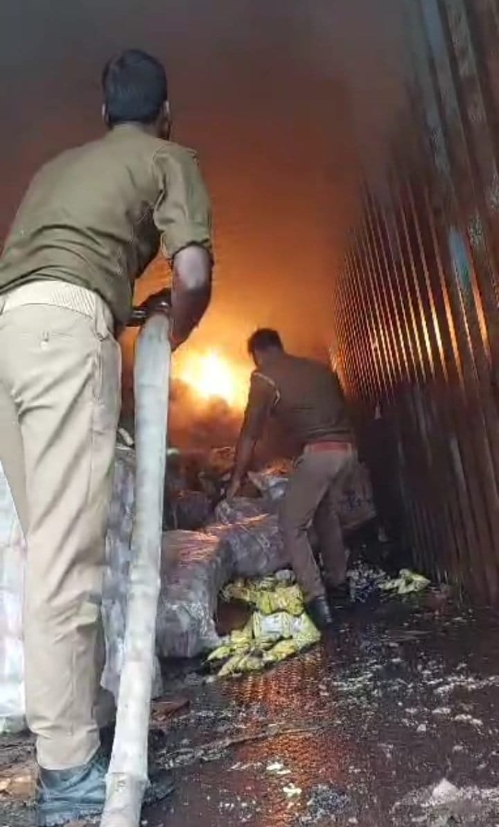 शहीद उद्यान के समीप कंटेनर में आग लगने के बाद सामान बाहर निकालते लोग। सोशल मीडिया शहीद उद्यान के समीप कंटेनर में आग लगने के बाद सामान बाहर निकालते लोग। सोशल मीडिया