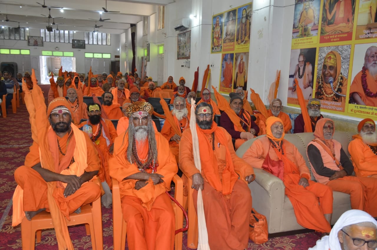 शुकतीर्थ दण्डी आश्रम में भागवत कथा सुनाते स्वामी सर्वेश प्रपन्नाचार्य महाराज। संवाद। शुकतीर्थ दण्डी आश्रम में भागवत कथा सुनाते स्वामी सर्वेश प्रपन्नाचार्य महाराज। संवाद।
