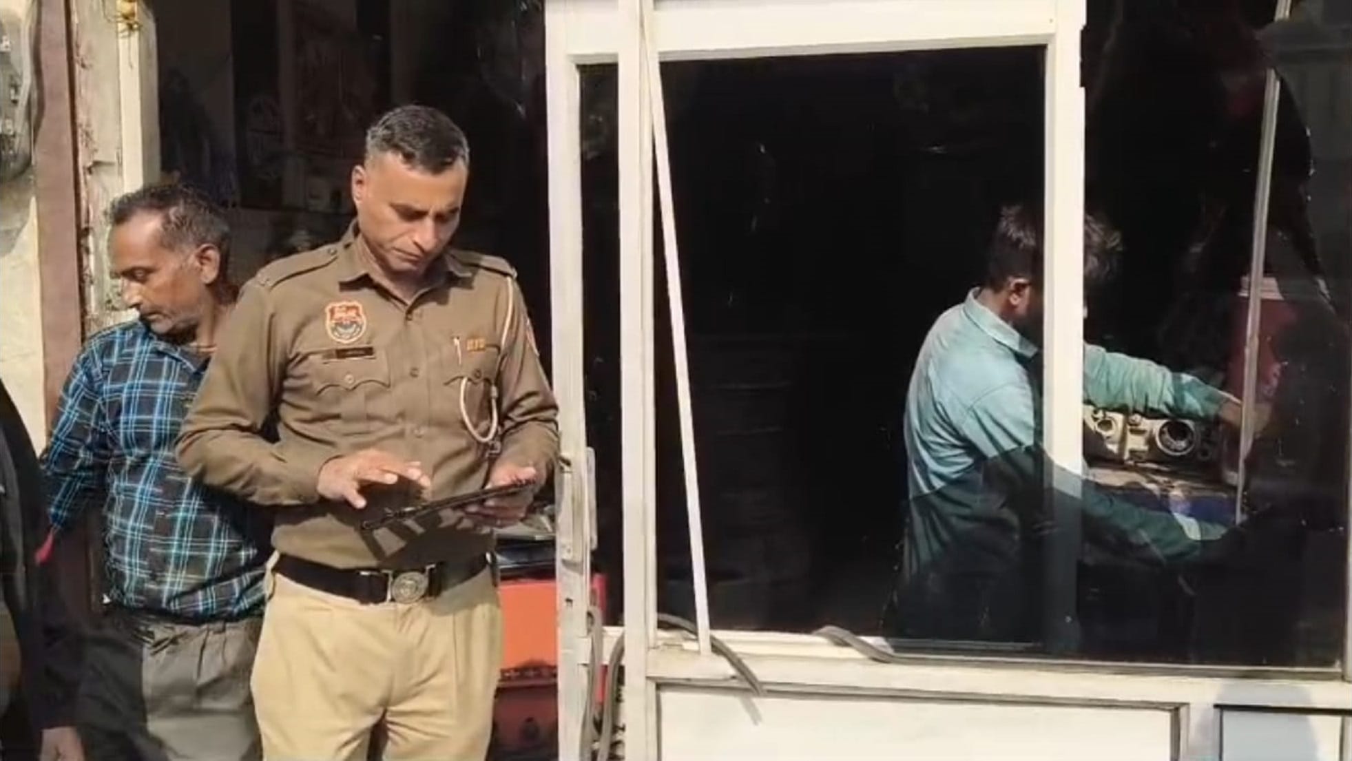 दुकान में की गई तोड़फोड़। संवाद