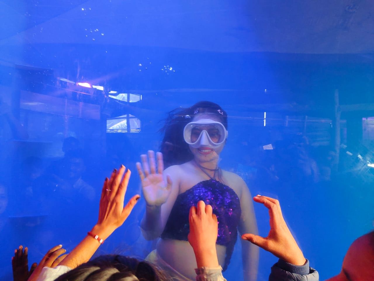 ददरी मेला के मीना बाजार स्थित जलपरी को देखने के लिए टिकट काउंटर पर उमड़ी लोगों की भीड़।संवाद