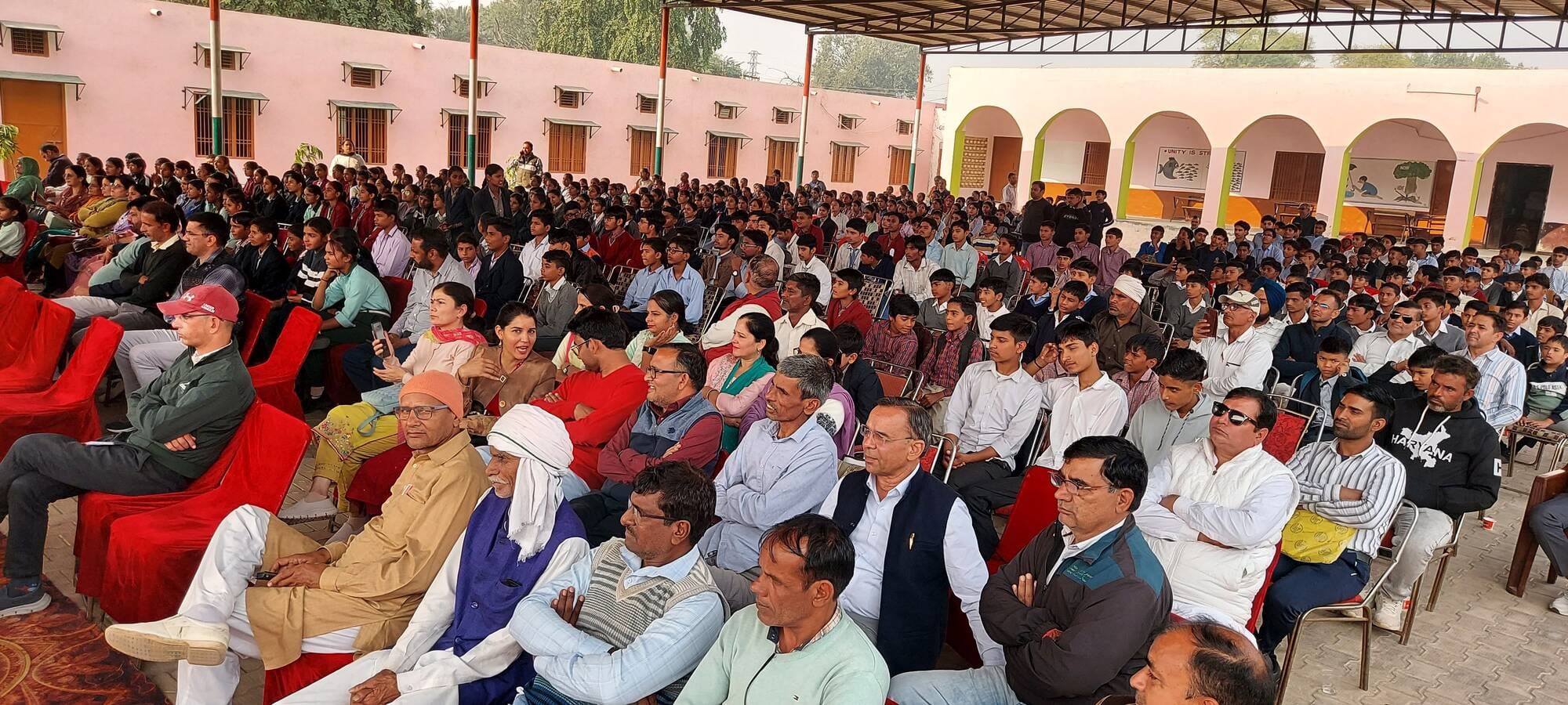 20जेएनडी20 : विद्यार्थियों को संबोधित करते हुए जिला शिक्षा अधिकारी रोहतास वर्मा। संवाद।