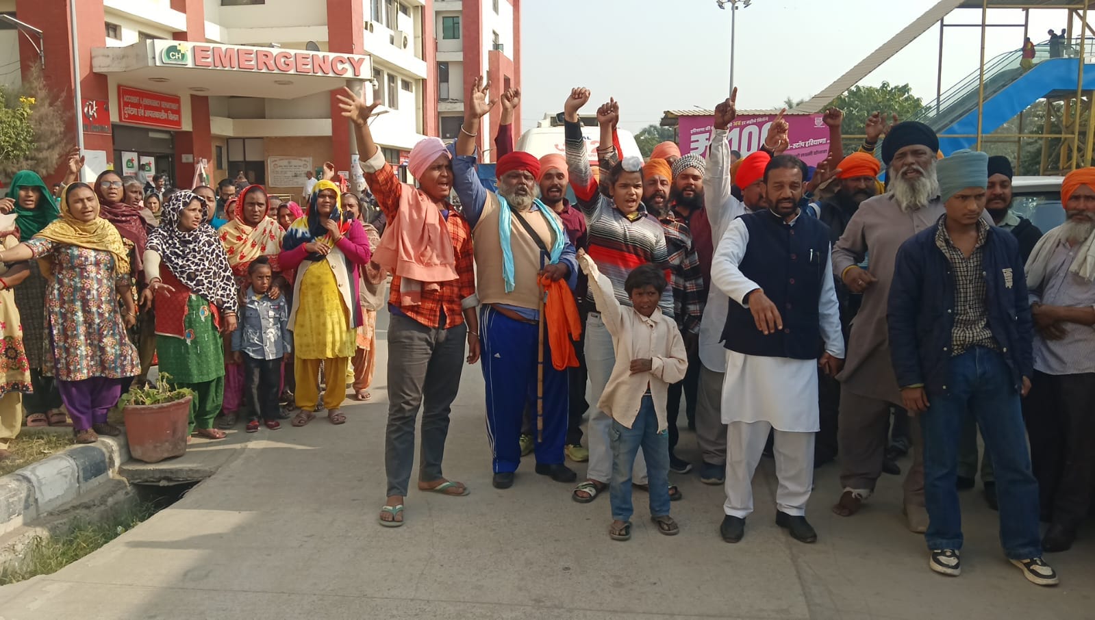 अंबाला कैंट के नागरिक अस्पताल में मृतका मुस्कान के परिजन विलाप करते हुए: सोशल मीडिया