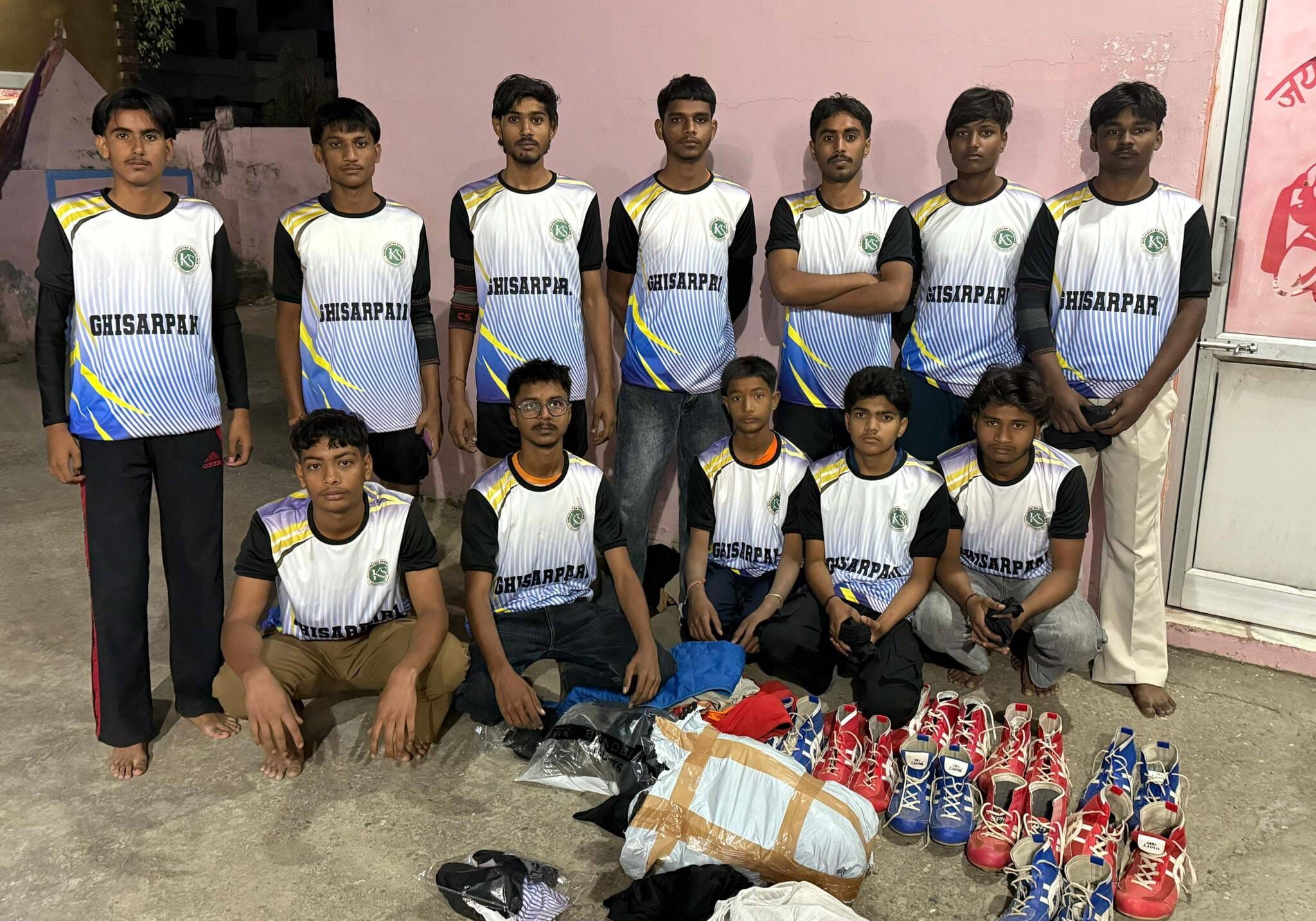 बाबैन। गांव घिसरपडी में खेल किट के साथ कबड्डी की टीम। विज्ञप्ति