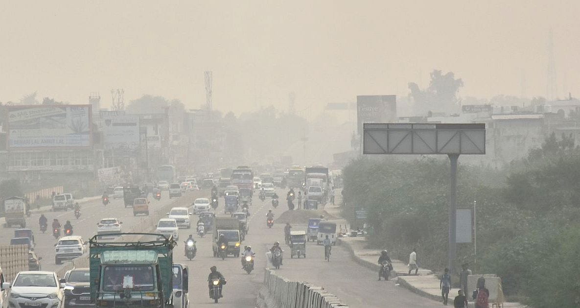 बृहस्पतिवार की शाम अमौसी में कानपुर रोड पर छाई धुंध। बृहस्पतिवार की शाम अमौसी में कानपुर रोड पर छाई धुंध।