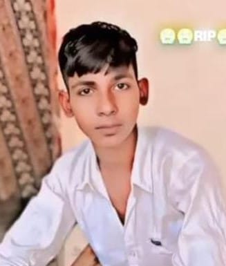 बोलेरों गाड़ी के नीचे फंसी हुई बाइक । स्रोत - ग्रामीण