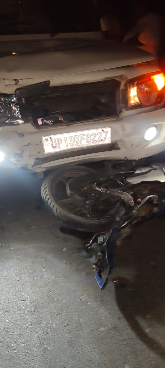 बोलेरों गाड़ी के नीचे फंसी हुई बाइक । स्रोत - ग्रामीण