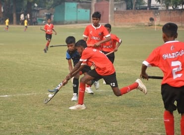 चंद्रभान गुप्त मैदान में राज्य सब जूनियर हाॅकी के मुकाबले में गोल करने का प्रयास करते खिलाड़ी। चंद्रभान गुप्त मैदान में राज्य सब जूनियर हाॅकी के मुकाबले में गोल करने का प्रयास करते खिलाड़ी।