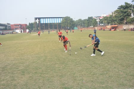 चंद्रभान गुप्त मैदान में राज्य सब जूनियर हाॅकी के मुकाबले में गोल करने का प्रयास करते खिलाड़ी। चंद्रभान गुप्त मैदान में राज्य सब जूनियर हाॅकी के मुकाबले में गोल करने का प्रयास करते खिलाड़ी।