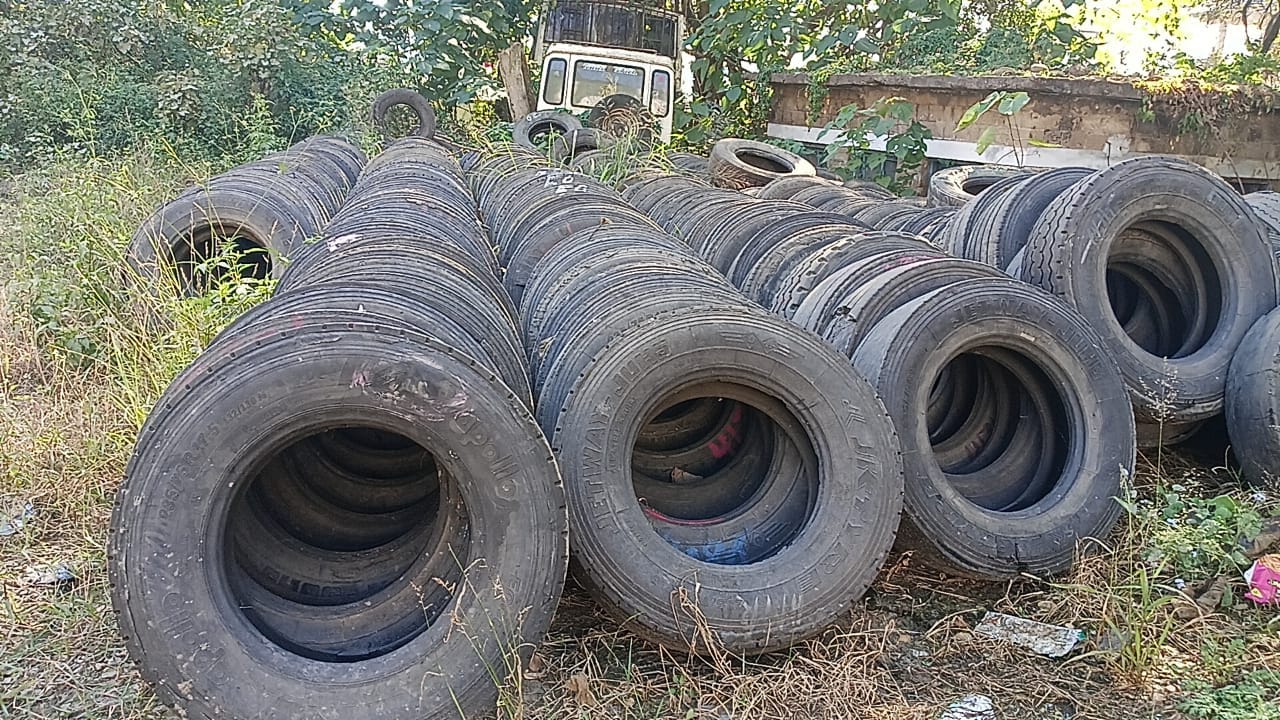 एचआरटीसी की वर्कशॉप हमीरपुर में रखे हुए टायरों में जमा हुआ पानी । संवाद