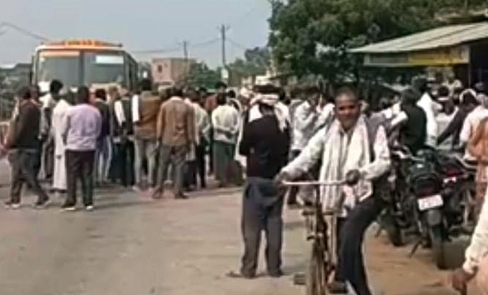 फोटो 20 एमएएचपी 10 परिचय-अजनर समिति में थककर अपनी जगह पर ही बैठे यूरिया खाद लेने के लिए कतार मे