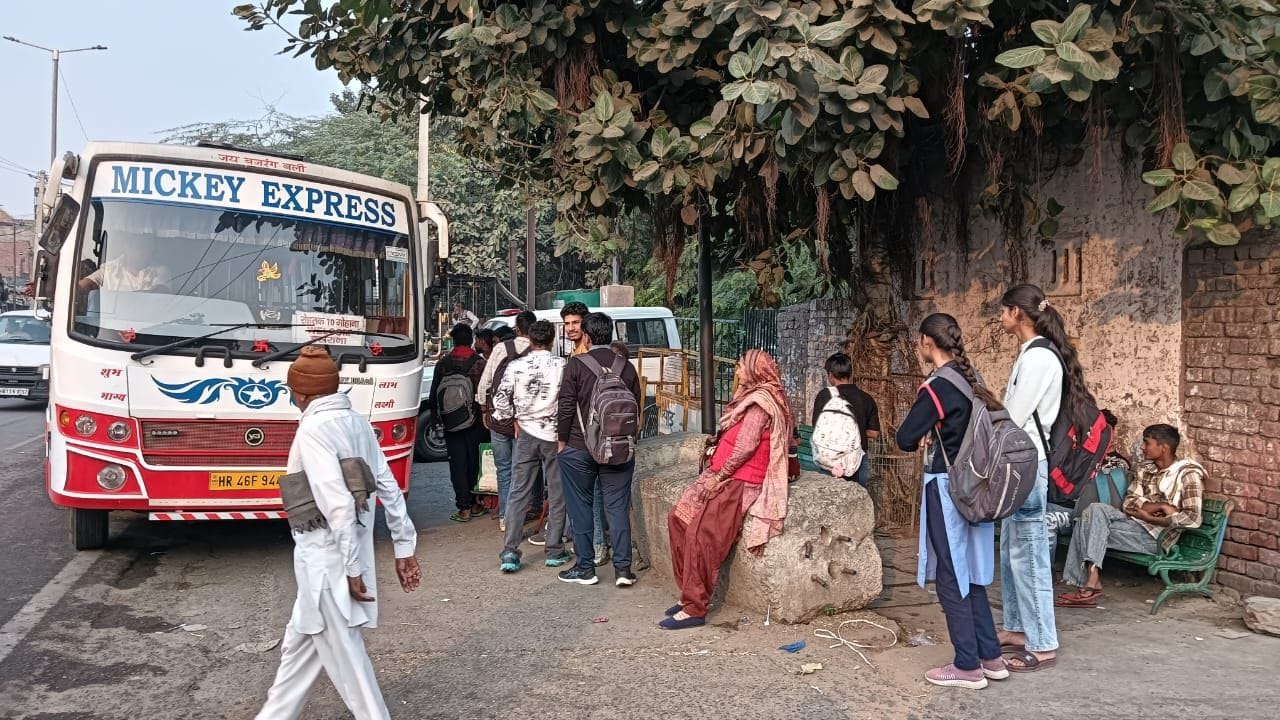 फोटो 23 : सोनीपत के गोहाना बस अड्डे पर गेट बंद करके धरने पर रोष जताते रोडवेज कर्मचारी। संवाद फोटो 23 : सोनीपत के गोहाना बस अड्डे पर गेट बंद करके धरने पर रोष जताते रोडवेज कर्मचारी। संवाद