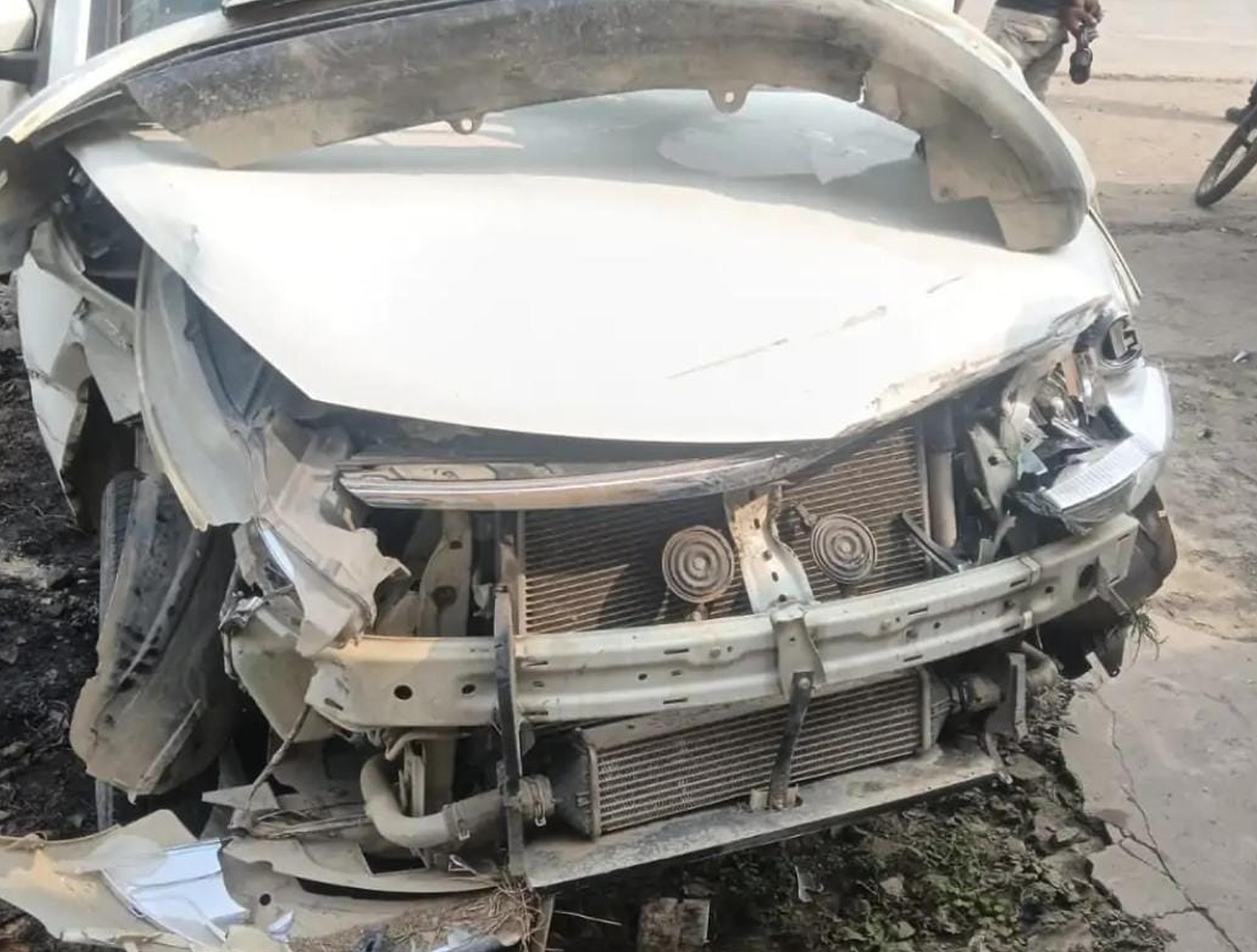 फोटो-33-रामपुर मोड़ के पास दुर्घटनाग्रस्त कार। संवाद