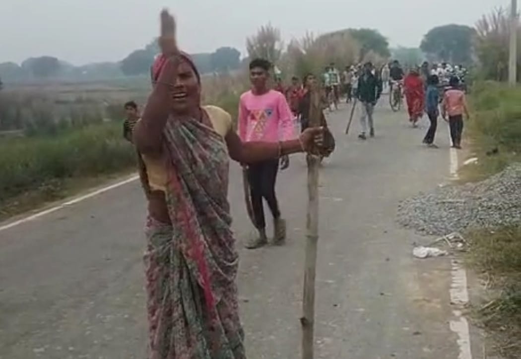 फोटो-36-हाथों में डंडा लिए ललकारती महिलाएं व बच्चे। वीडियो ग्रैब