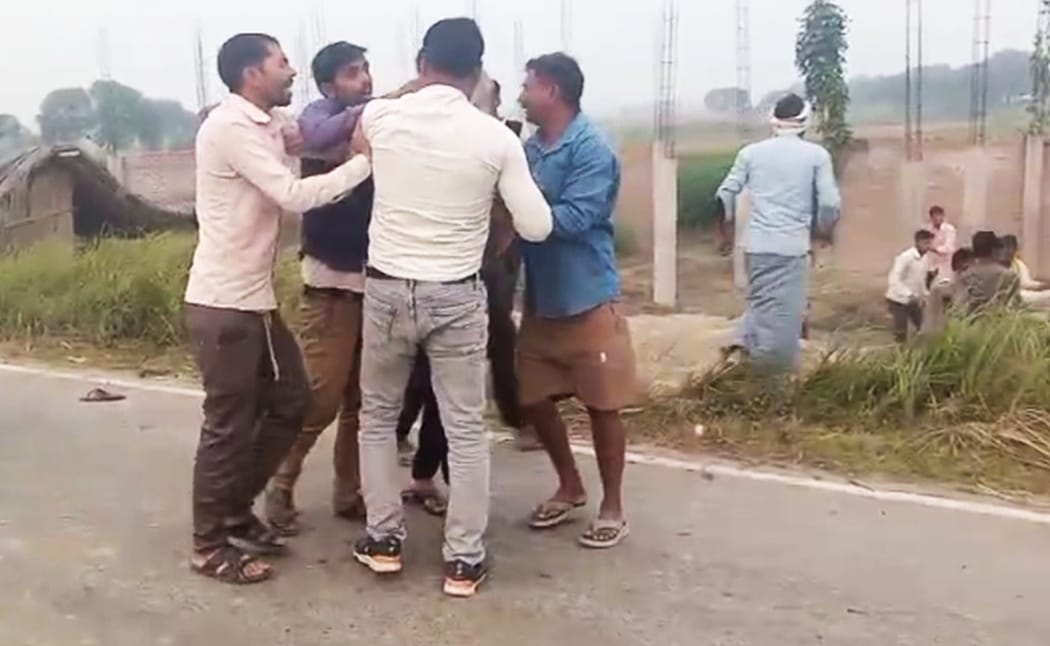 फोटो-36-हाथों में डंडा लिए ललकारती महिलाएं व बच्चे। वीडियो ग्रैब