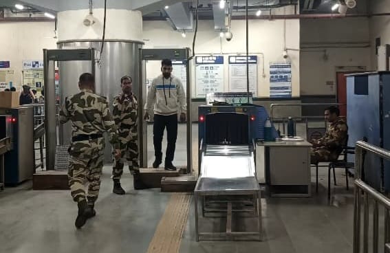 फोटो 51: बहादुरगढ़ मेट्रो स्टेशन पर यात्रियों की चेकिंग करते सीआईएसएफ के जवान। स्रोत डीएमआरसी