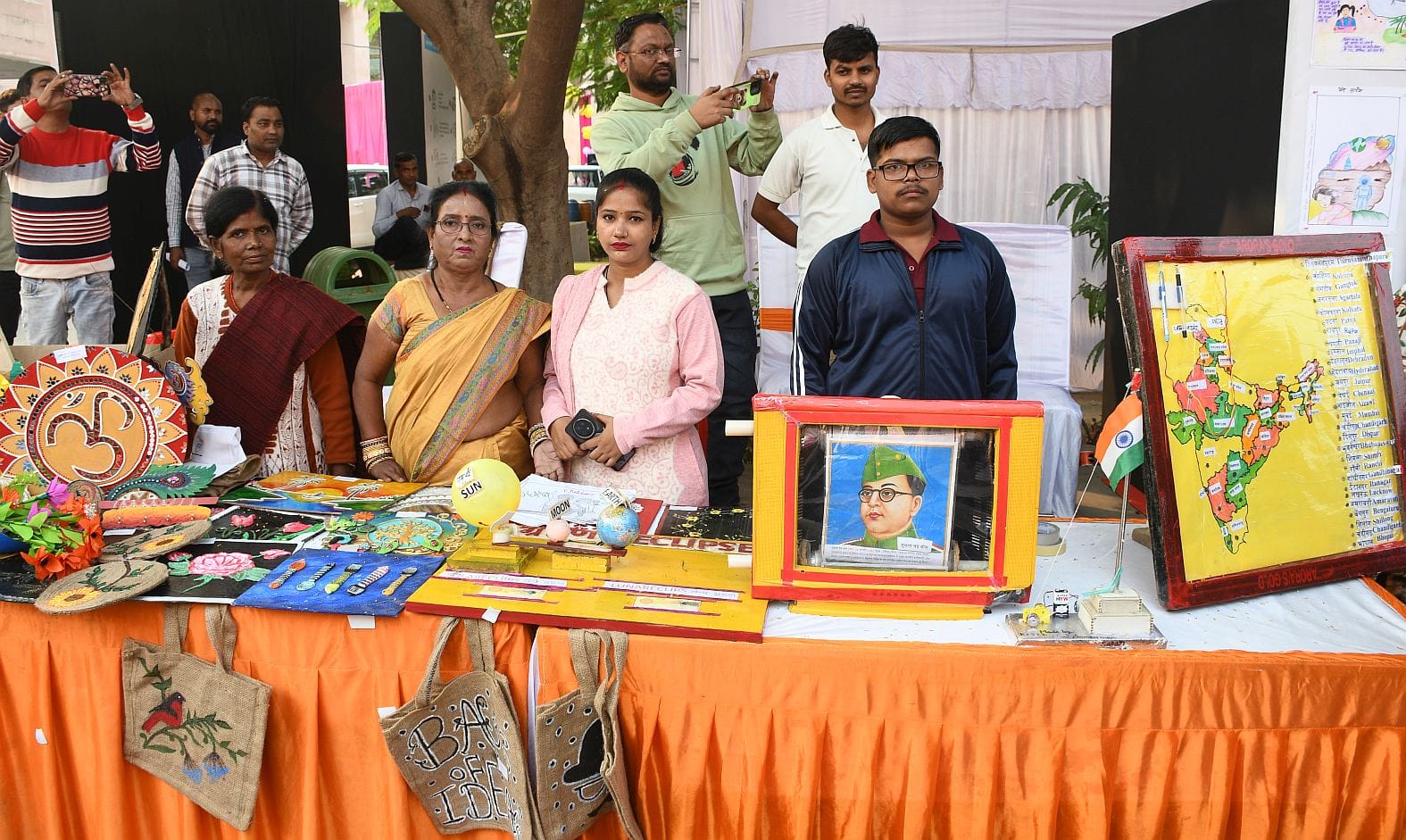 गोमतीनगर स्थित भागीदारी भवन में बृहस्पतिवार को आयोजित भव्य सम्मान समारोह। गोमतीनगर स्थित भागीदारी भवन में बृहस्पतिवार को आयोजित भव्य सम्मान समारोह।