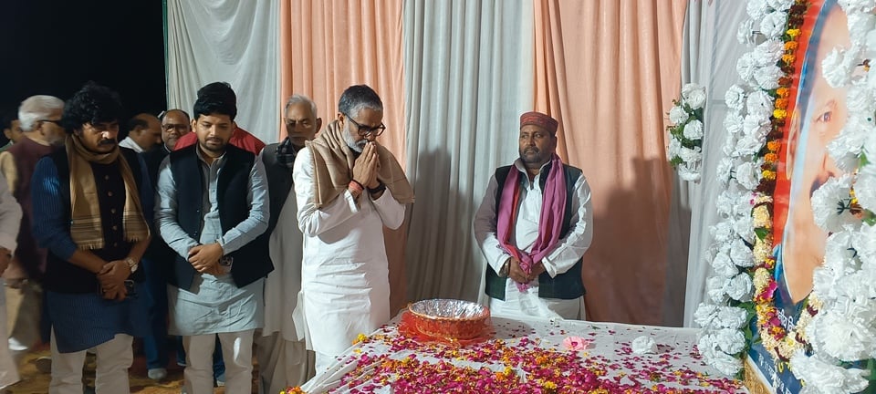 घोसी में विधायक स्व सुधाकर सिंह के चित्र पर पुष्प अर्पित करते नेता प्रति पक्ष विधान परिषद लालबि घोसी में विधायक स्व सुधाकर सिंह के चित्र पर पुष्प अर्पित करते नेता प्रति पक्ष विधान परिषद लालबि