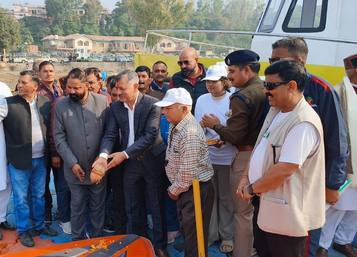 जल तरंग महोत्सव में वाटर स्पोर्टस प्रतियोगिता को हरी झंडी दिखाते मंत्री राजेश धर्माणी। संवाद जल तरंग महोत्सव में वाटर स्पोर्टस प्रतियोगिता को हरी झंडी दिखाते मंत्री राजेश धर्माणी। संवाद
