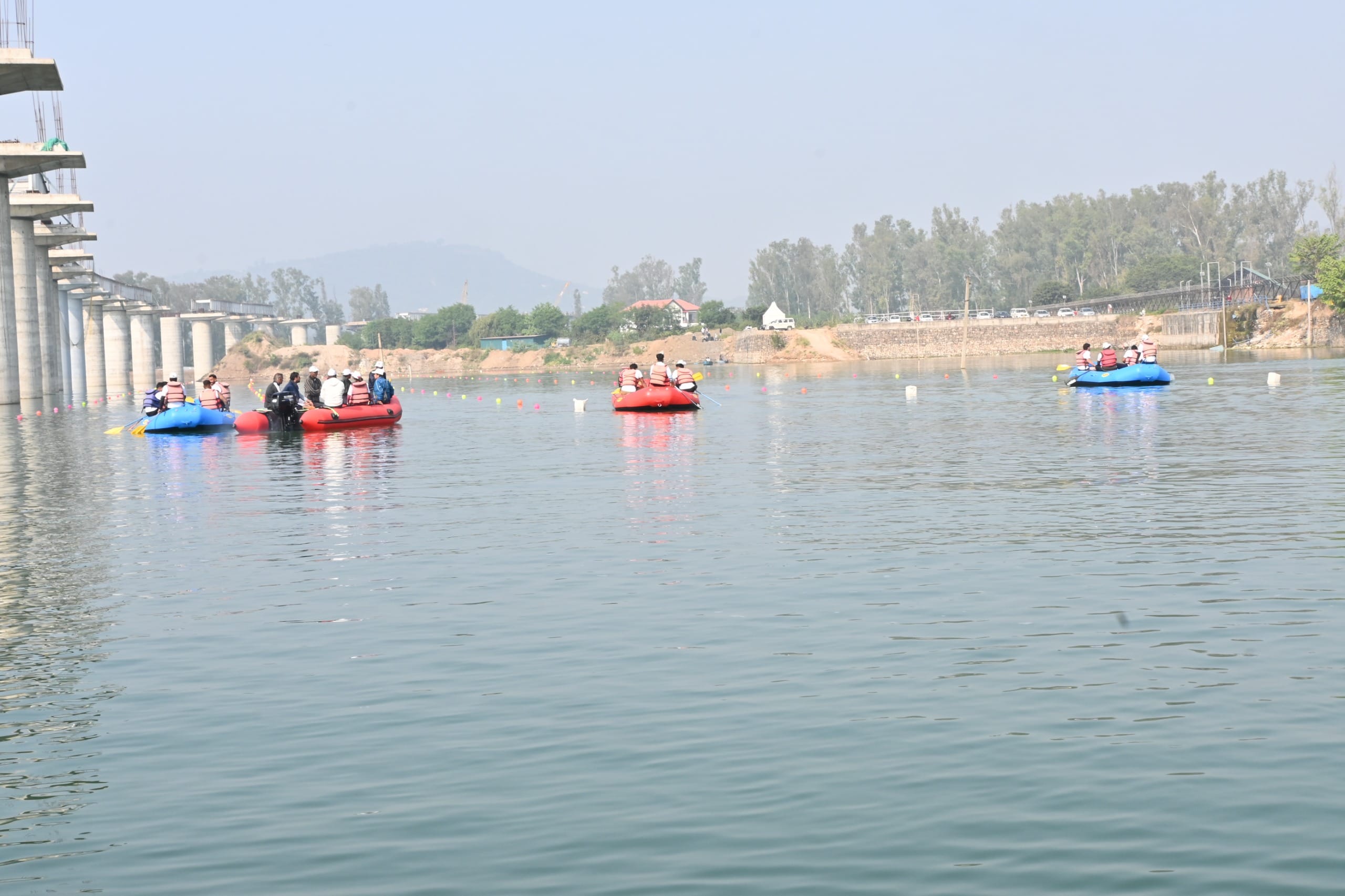 जल तरंग महोत्सव में वाटर स्पोर्टस प्रतियोगिता को हरी झंडी दिखाते मंत्री राजेश धर्माणी। संवाद जल तरंग महोत्सव में वाटर स्पोर्टस प्रतियोगिता को हरी झंडी दिखाते मंत्री राजेश धर्माणी। संवाद