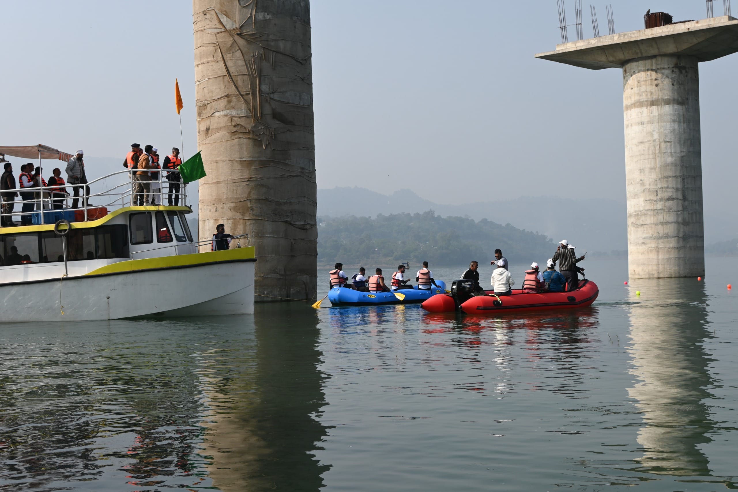 जल तरंग महोत्सव में वाटर स्पोर्टस प्रतियोगिता को हरी झंडी दिखाते मंत्री राजेश धर्माणी। संवाद जल तरंग महोत्सव में वाटर स्पोर्टस प्रतियोगिता को हरी झंडी दिखाते मंत्री राजेश धर्माणी। संवाद
