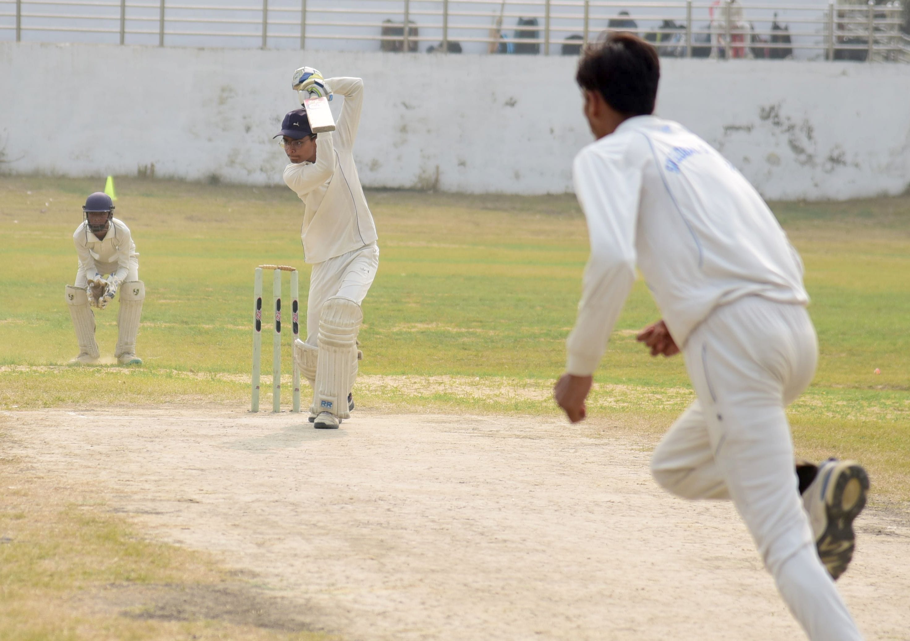काॅल्विन काॅलेज ग्राउंड में हुए मैच में शाॅट खेलते बल्लेबाज। काॅल्विन काॅलेज ग्राउंड में हुए मैच में शाॅट खेलते बल्लेबाज।