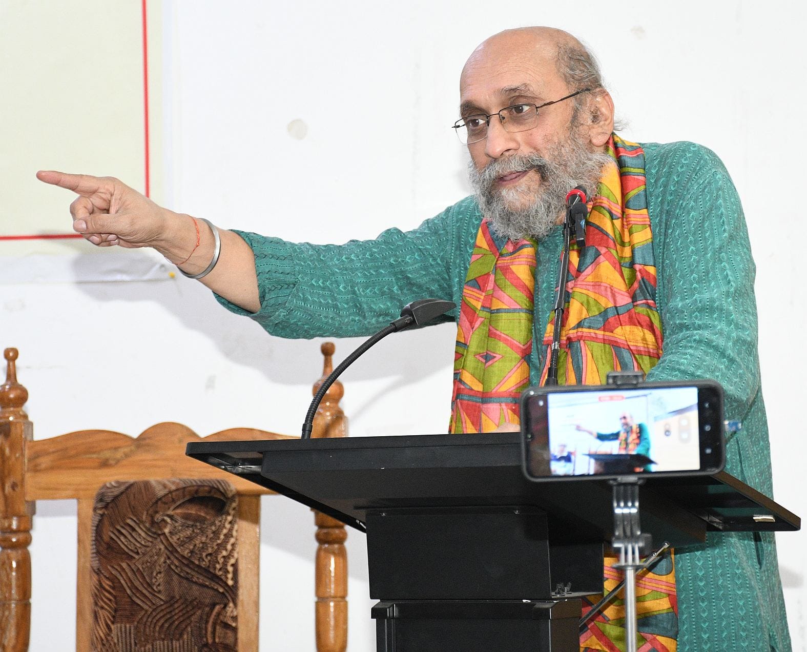 कैफी आजमी एकेडमी मेंसाझी दुनिया की ओर से आयोजित गोष्ठी में वरिष्ठ पत्रकार परंजॉय गुहा ठाकुरता व कैफी आजमी एकेडमी मेंसाझी दुनिया की ओर से आयोजित गोष्ठी में वरिष्ठ पत्रकार परंजॉय गुहा ठाकुरता व