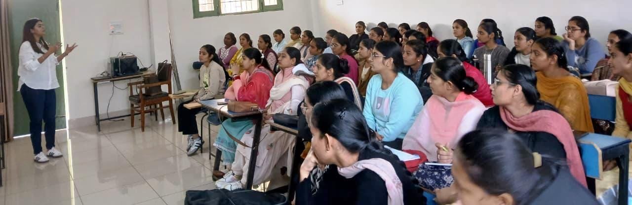 कुरुक्षेत्र। कार्यशाला में मौजूद छात्राएं व ट्रेनर। विज्ञप्ति