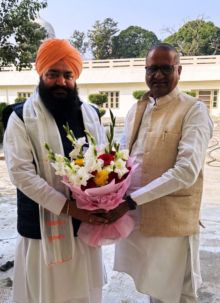 कुरुक्षेत्र। उदासीन पंचायती अखाड़ा के महंत महेश मुनि काे सम्मानित करते अखिल भारतीय अग्रवाल सम्मे