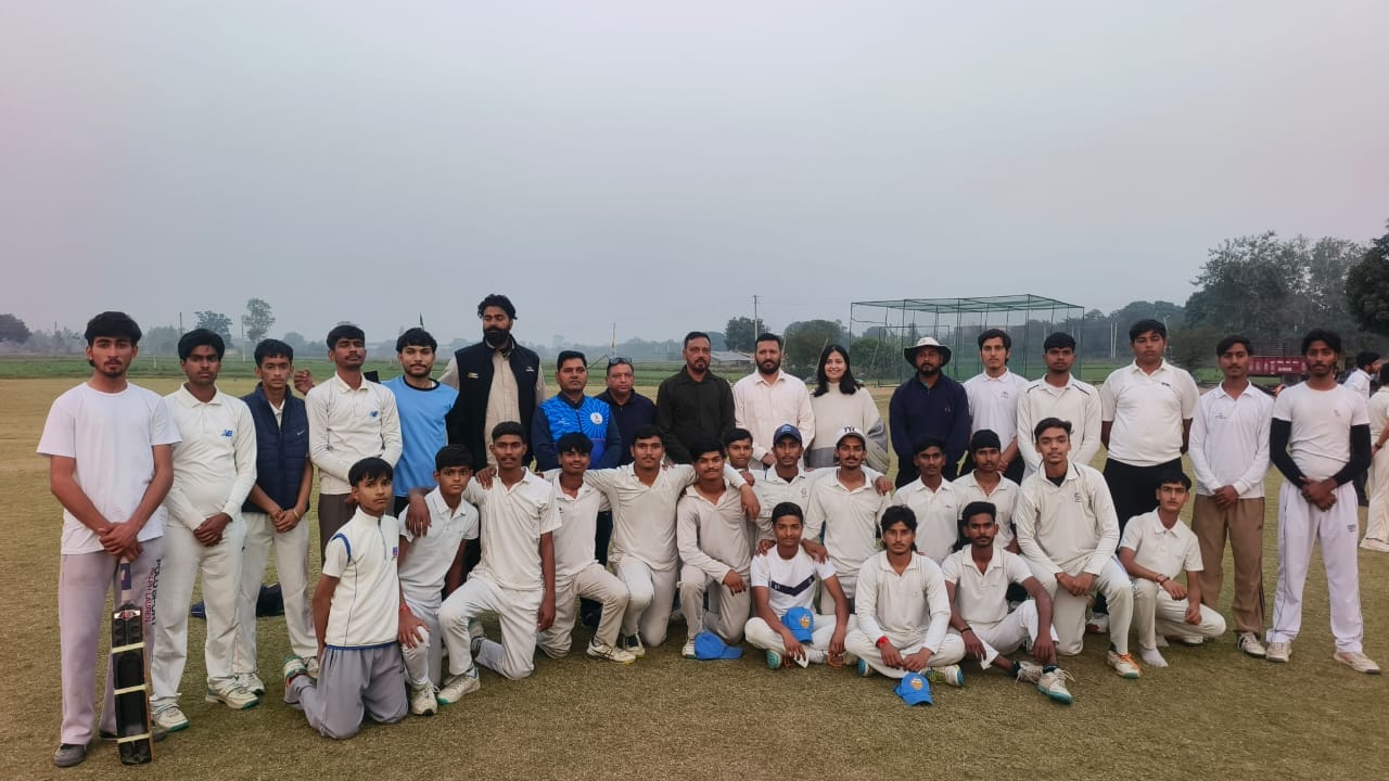 क्रिकेट प्रतियोगिता की विजेता टीम के साथ अतिथि, कोच व अन्य। संवाद क्रिकेट प्रतियोगिता की विजेता टीम के साथ अतिथि, कोच व अन्य। संवाद