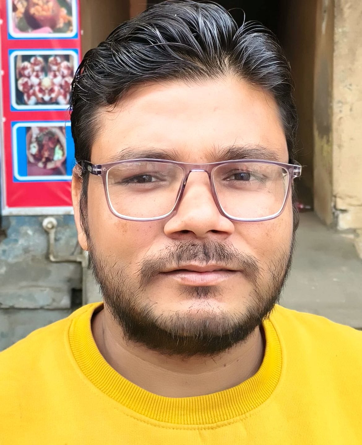 करारी  चौराहे में बीच सड़क पर आड़ा-तिरछा खड़े ई-रिक्शा।   संवाद