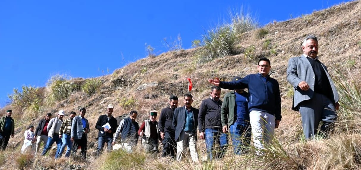 कोटखाई के कुपटू फार्म में  केंद्रीय विद्यालय के लिए भूमी का निरीक्षण करते शिक्षा मंत्री रोहित 