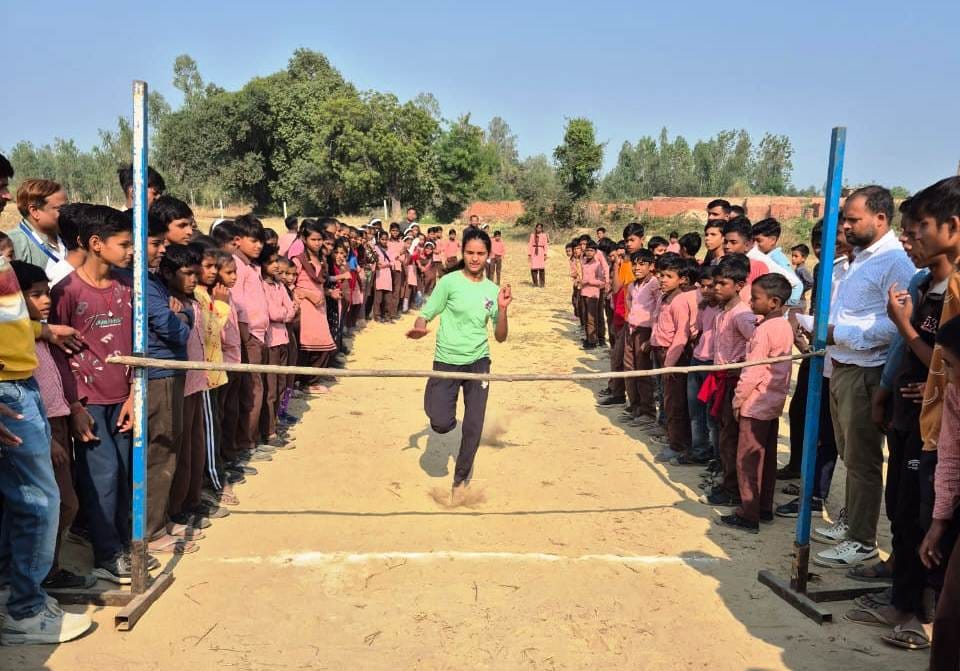 खेल में जीत होने के बाद इनाम पाकर खुशी छात्र छात्राये खेल में जीत होने के बाद इनाम पाकर खुशी छात्र छात्राये
