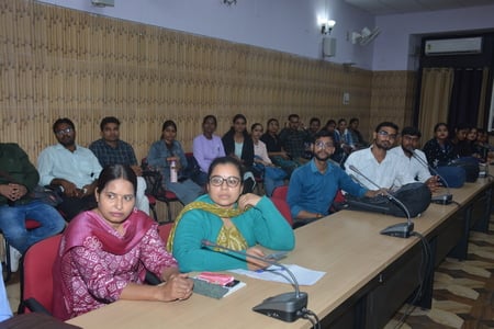 लखनऊ विश्वविद्यालय के 105वें स्थापना दिवस सप्ताह के तहत बृहस्पतिवार को शैक्षणिक व्याख्यान श्रृं