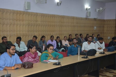लखनऊ विश्वविद्यालय के 105वें स्थापना दिवस सप्ताह के तहत बृहस्पतिवार को शैक्षणिक व्याख्यान श्रृं