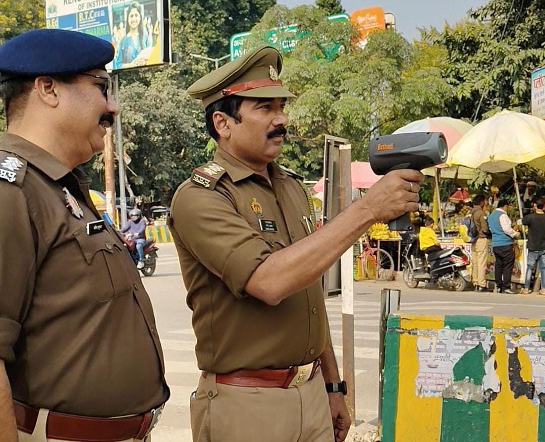 लाल कपड़ा कोठी पास लगे अस्थाई डिवाइडर।